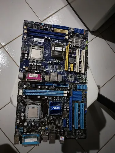 Duas placas mãe com processador 