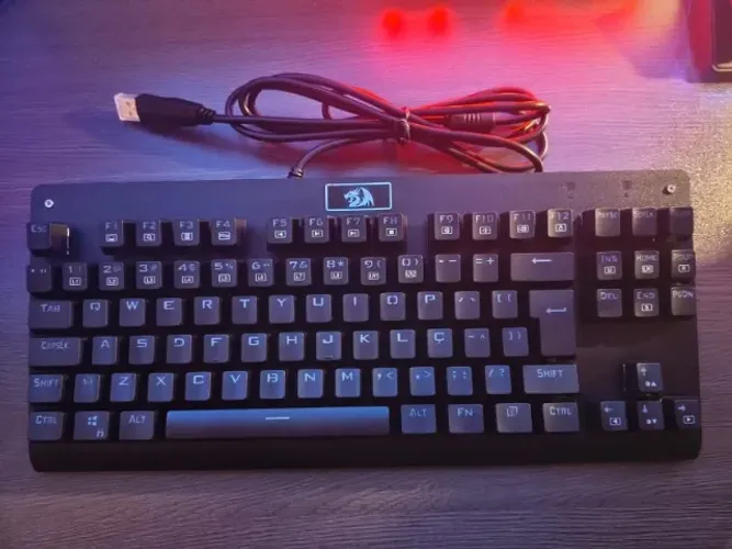 Teclado Redragon Dark Avenger Switch Vermelho - Menos de 1 Mês de Uso