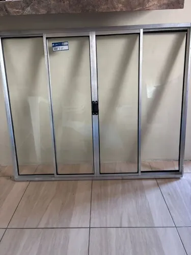 Janela de vidro 100x120 com 4 folhas