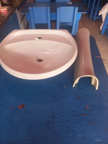 Vendo uma pia de banheiro