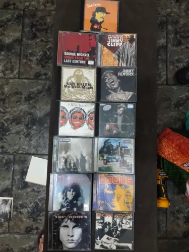 Kit de CDs de boa qualidade todos perfeito estado tocando.