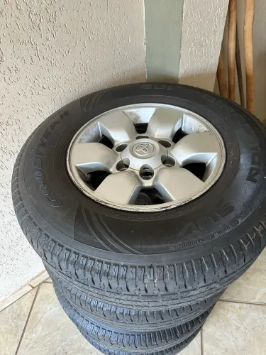 Rodas Originais Hilux SRV + Pneus 235/75R15
