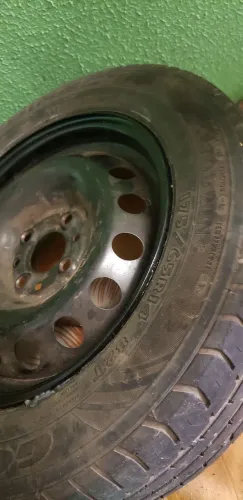 Vende-se pneu Aro 14, 175 65, com roda de ferro.