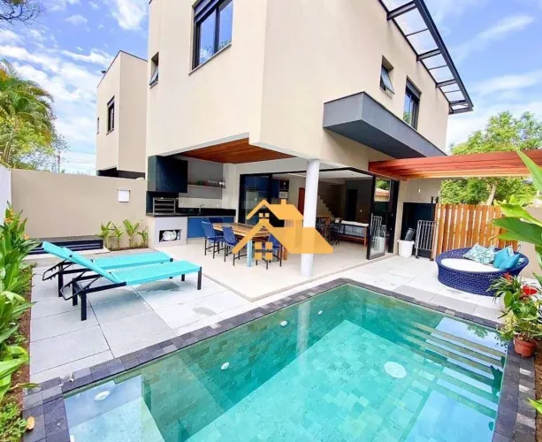 Locação Anual em Juquehy: Casa em Condomínio com Vista para o Mar, 3 Suítes, Piscina Priva