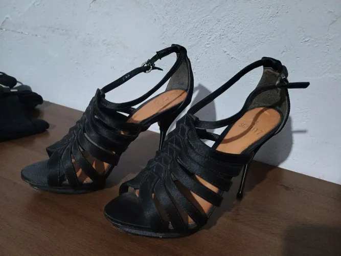 Sandália Schutz em setin preto e salto fino número 34