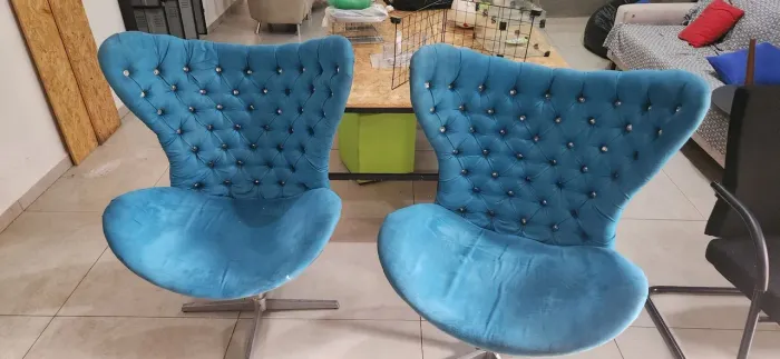 Par de poltronas giratórias azuis capitonê - base metálica