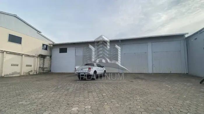 Galpão para Locação em Itajaí  Ideal para Oficina Mecânica (Leve e Pesada)