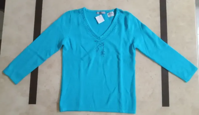 Blusa de Linha Manga Comprida NOVA COM DEFEITO NO BORDADO Azul Claro P Caedu