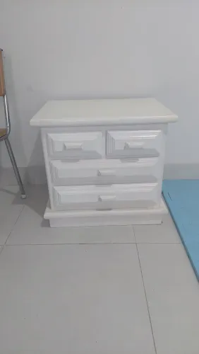 Criado mudo branco de madeira maciça