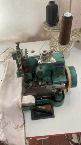 Máquina de Costura overloque Chinezinha
