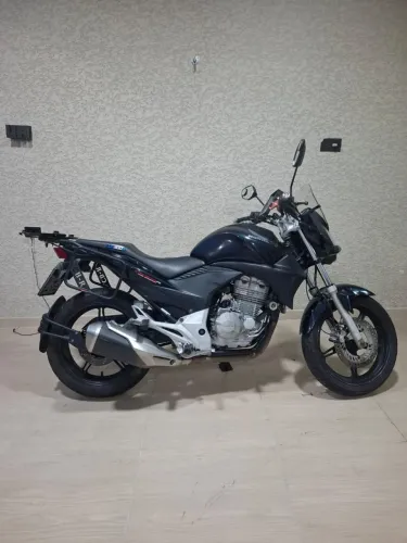 Vende-se moto CB300 R 