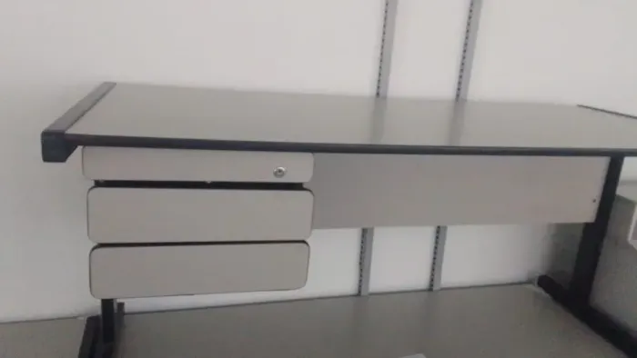 Mesa de escritório duas gavetas base de ferro