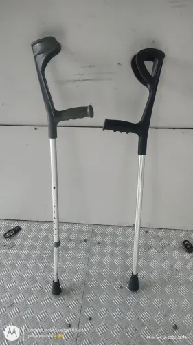 par de muletas ortopédica