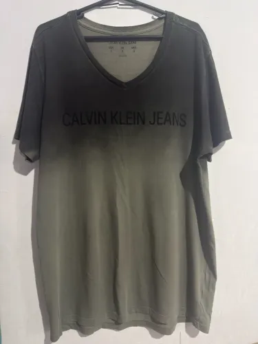 Camiseta Calvin Klein Gola V Degradé!