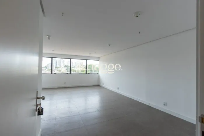 Sala comercial para locação no bairro Cristal, com aproximadamente 25m² de área privativa