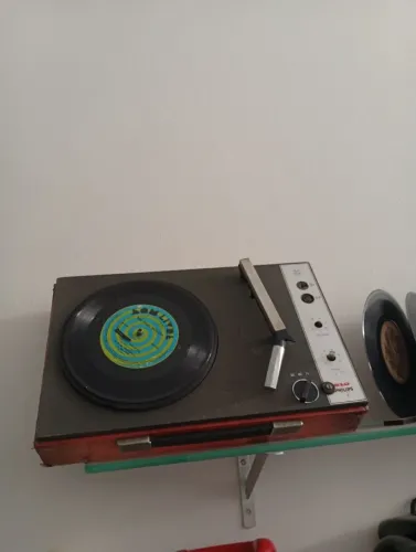 Vitrola retrô e disco de vinil
