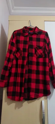 Camisete xadrez vermelha e preta