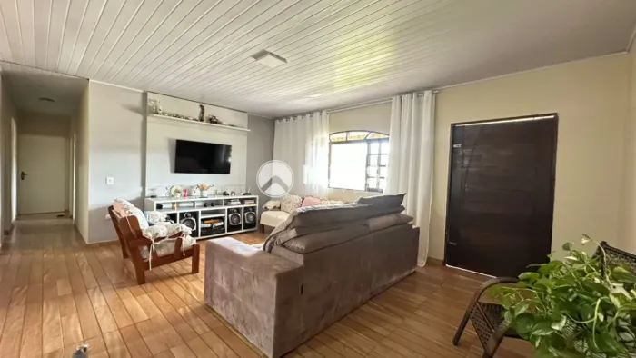 CHACARA EM SÃO ROQUE! Terreno de 5.000 metros, 2 casas, 1 salão e 3 cocheiras