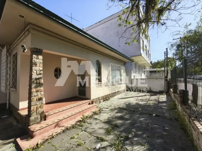 Aluga-se casa térrea 3 dormitórios no Passo da Areia por R$ 4.900,00.