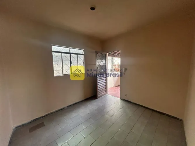 Casa com 02 quartos