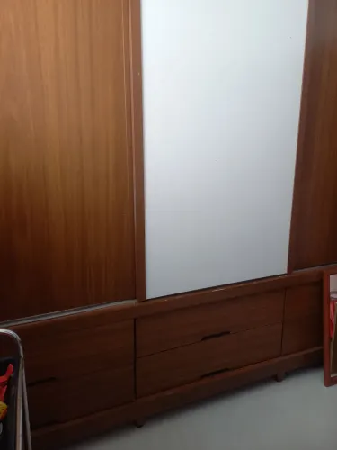 Guarda roupa de casal, 250, com espelho dentro.