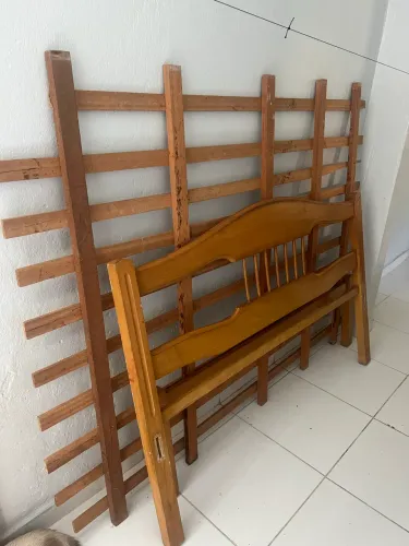 Vende-se cama de madeira.