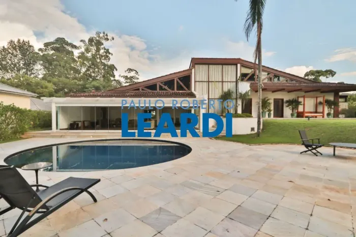 CASA EM CONDOMÍNIO - RESIDENCIAL TAMBORÉ - SP