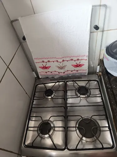 Vendo fogão 4 bocas, elétrico, funcionando perfeitamente as quatro bocas e forno ótimo