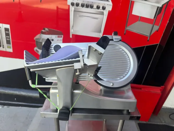 VENDO UM CORTADOR DE FRIOS PRIX TOLEDO MODELO MEZZO 300S NOVO