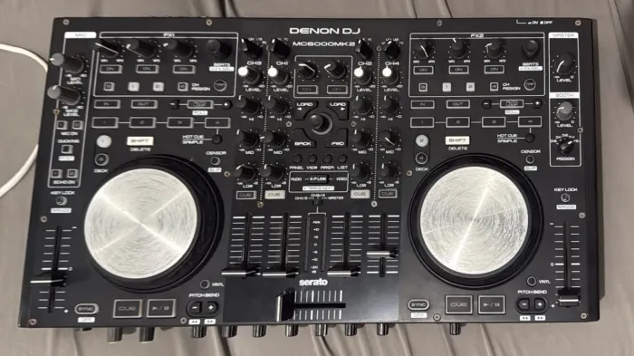 Denon DJ MC6000MK2 - Controladora DJ Profissional 4 Canais