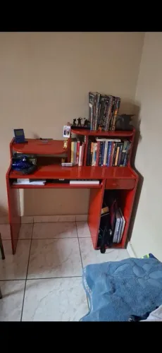 Escrivaninha com Estante Integrada - Vermelha (MDF)
