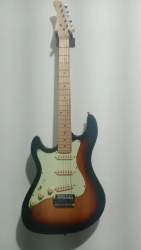 Guitarra Strinberg Stratocastere e celular 