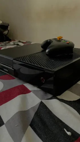 Xbox One Fat - 1 TB de Armazenamento + Controle (Xbox Series S) + Jogos