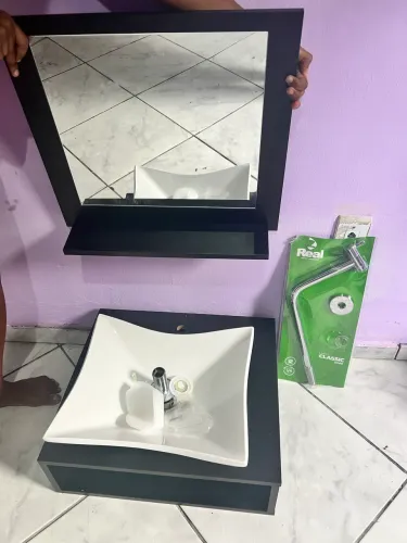 Vendo um jogo de pia de banheiro completo nunca usado , estado novo 
