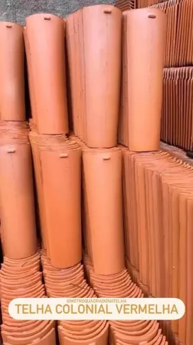 Vendo telha comum tem mais ou menos umas mil telhas