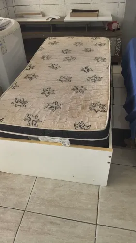 Cama de solteiro de madeira com colchão