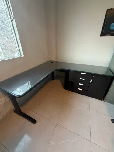 2 Mesas Executivas em L Em Madeira com Vidro Temperado
