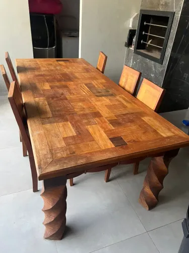 Vendo mesa de madeira de demolição com 10 cadeiras. Medidas: 2,50 m x 2,10 m