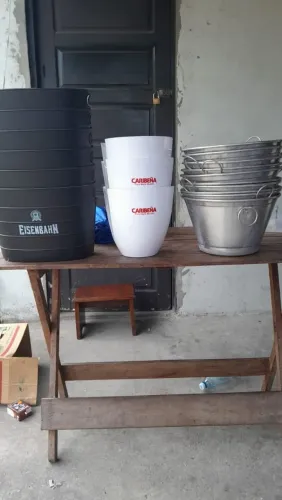 Vende se tudo de bar