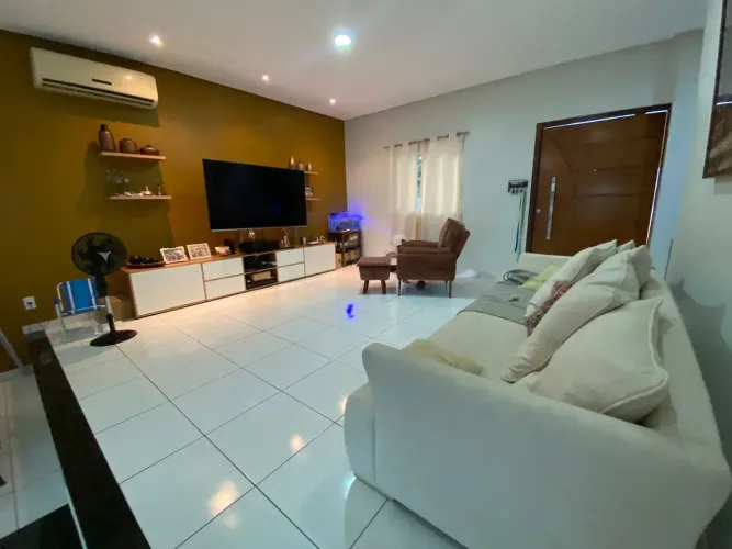 Casa térrea no Bosque Tarumã, 2 suítes, escritório, piscina, edícula. Completa
