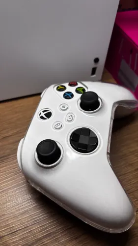  Xbox branco, em ótimo estado . Acompanha bateria recarregável + base de carregamento ?