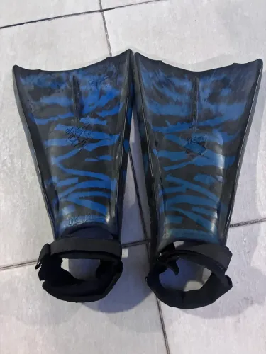 Pé de pato Kapaloa Tritão tigrado azul e preto mais presilhas.