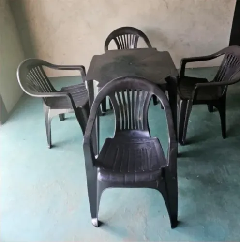 Mesa com 4 cadeiras R$299,00
