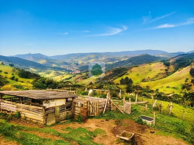 Sitio com vista acima das nuvens