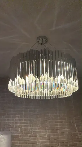 Lustre de cristal com metal