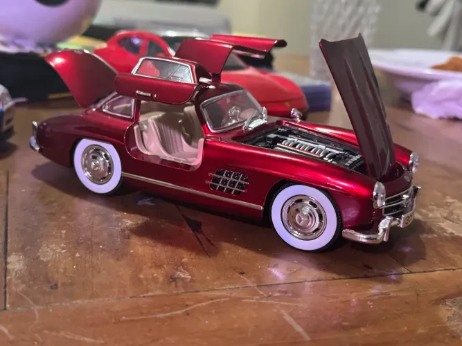 Carrinho Miniatura escala 1/24 - Mercedes Benz 300