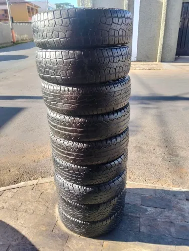 Vendo pneus 205/70/15