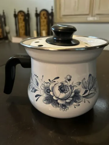 Leiteira esmaltada Mãe Benta.