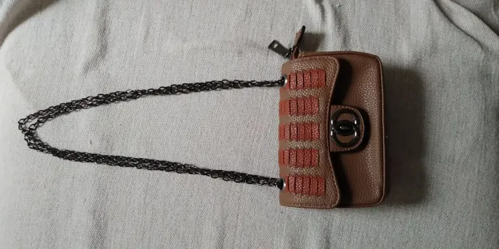 Bolsa feminina marrom com alça de corrente