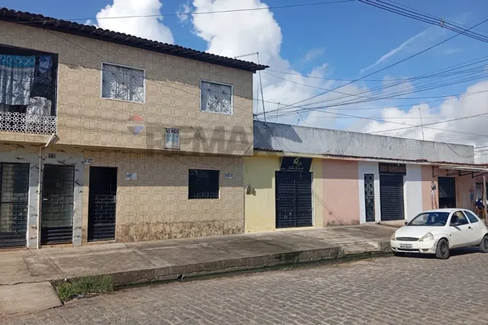 Casa Com pontos Comerciais á venda no Bairro Clima Bom, Maceió-AL